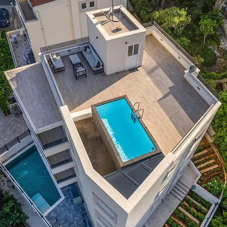 In Okrug Gornji * Τρογκίρ