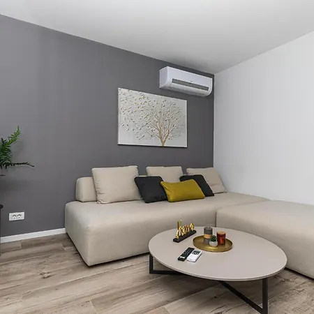 Apartment In Okrug Gornji